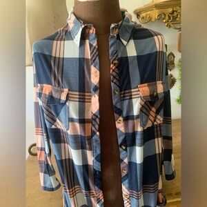 Women’s fitted flannel button down shirt